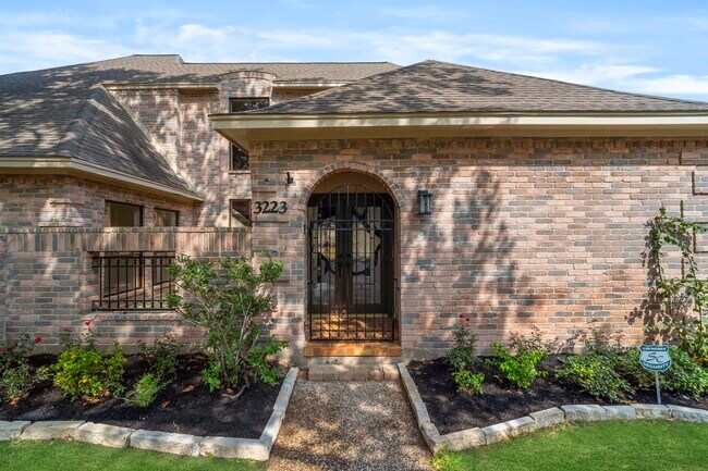 Building Photo - 3223 Country Club Blvd