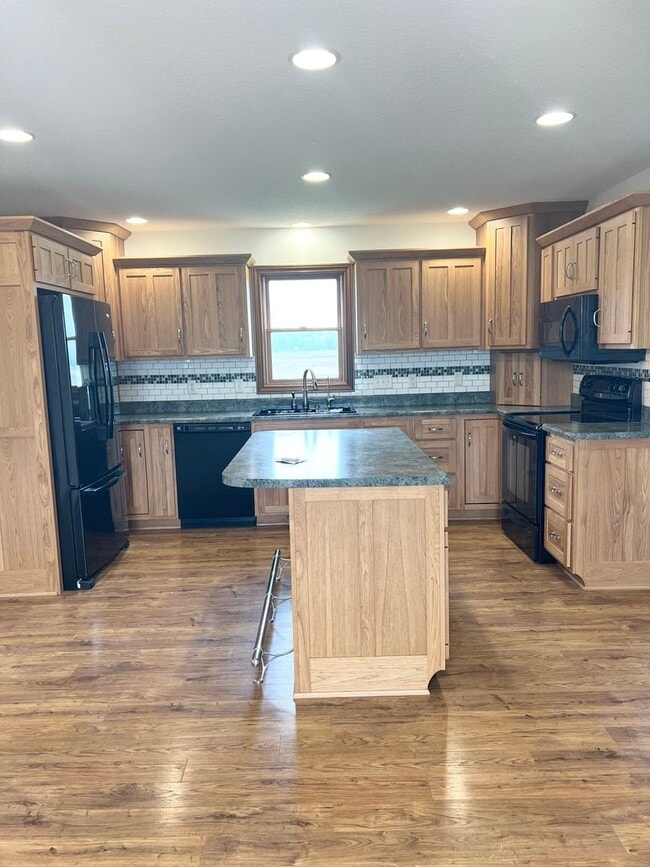 Building Photo - NEW LISTING! 3 Bedroom home