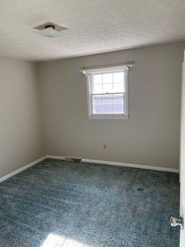 Building Photo - 3 Bed/2 Bath Home - large lot - garage