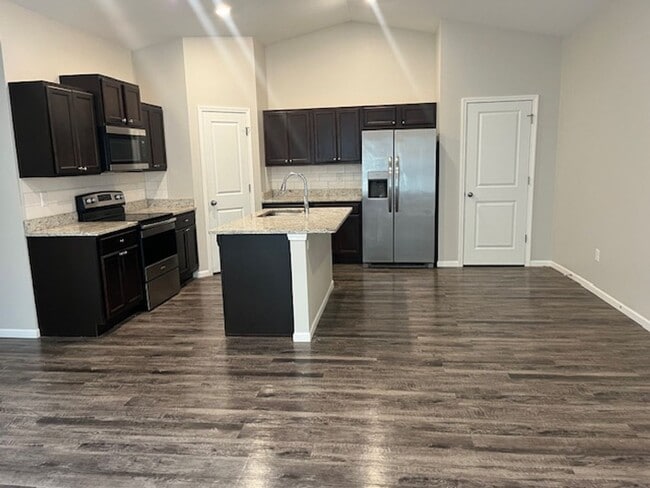 Building Photo - 1315 Azena St