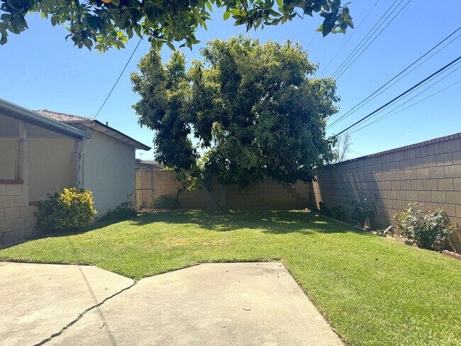 Building Photo - 623 N Rimhurst Ave