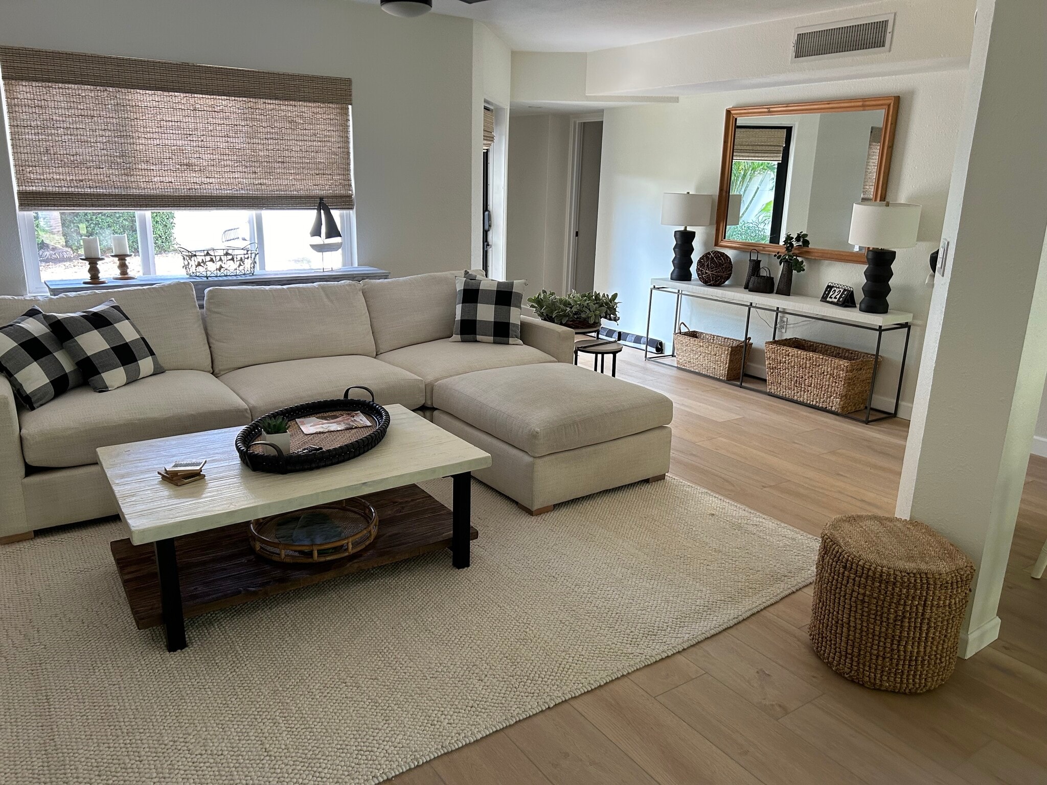 Cozy Living room sectional sofa - 4815 3rd Ave NW