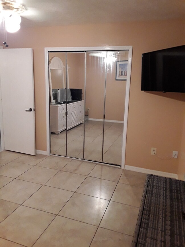 Building Photo - 118 SW Fairway Ave