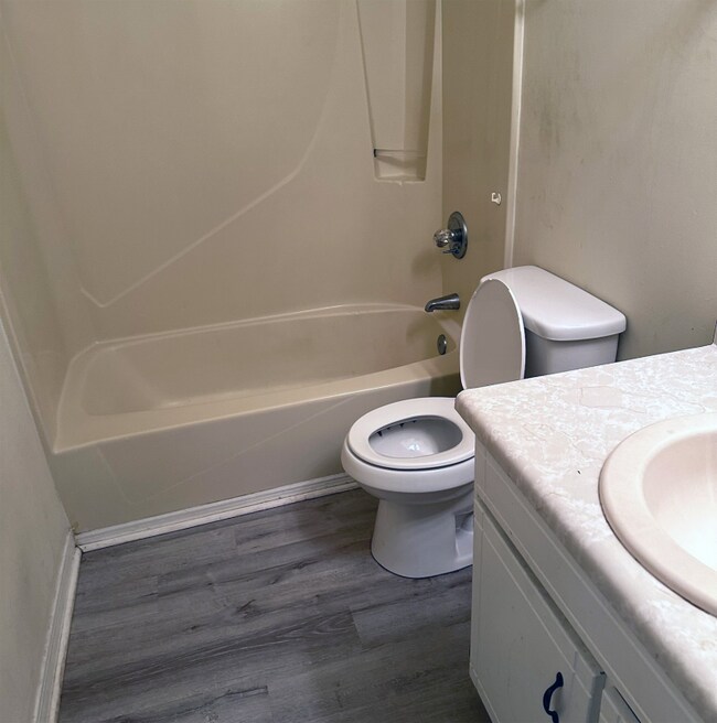 Building Photo - 301-329 James St