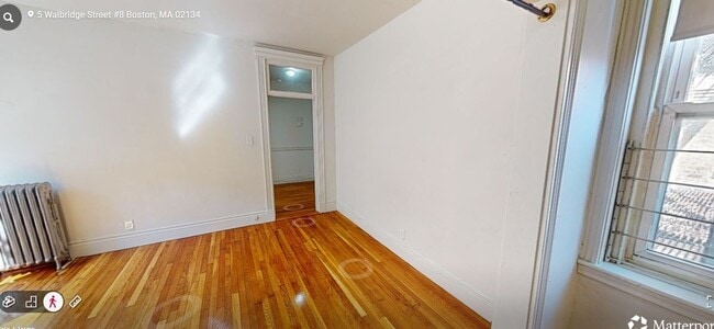 Building Photo - Great Studio for 9/1 Close to the Green Line