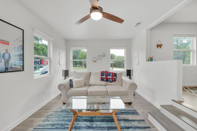 Building Photo - Charming 3-Bed home with 2.5 Baths in Fort...