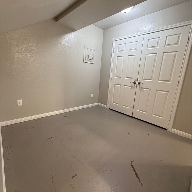 Building Photo - $500 Off 1st Full Month!* All Utilities In...