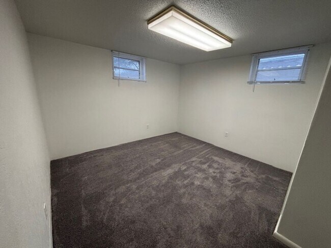 Building Photo - 419 W 5th Ave