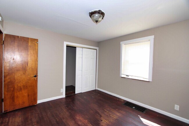 Building Photo - 2 Bedroom 1 Bathroom House