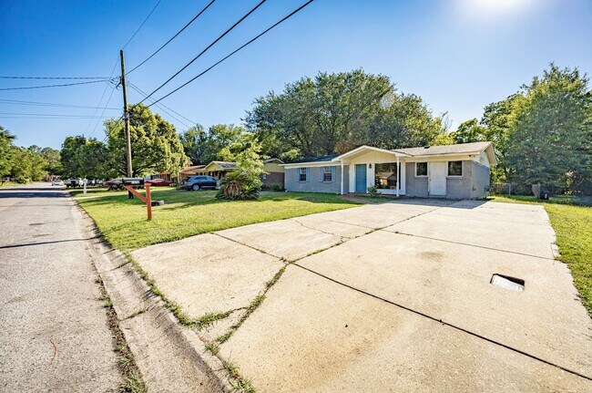 Building Photo - 5612 Rose Dr