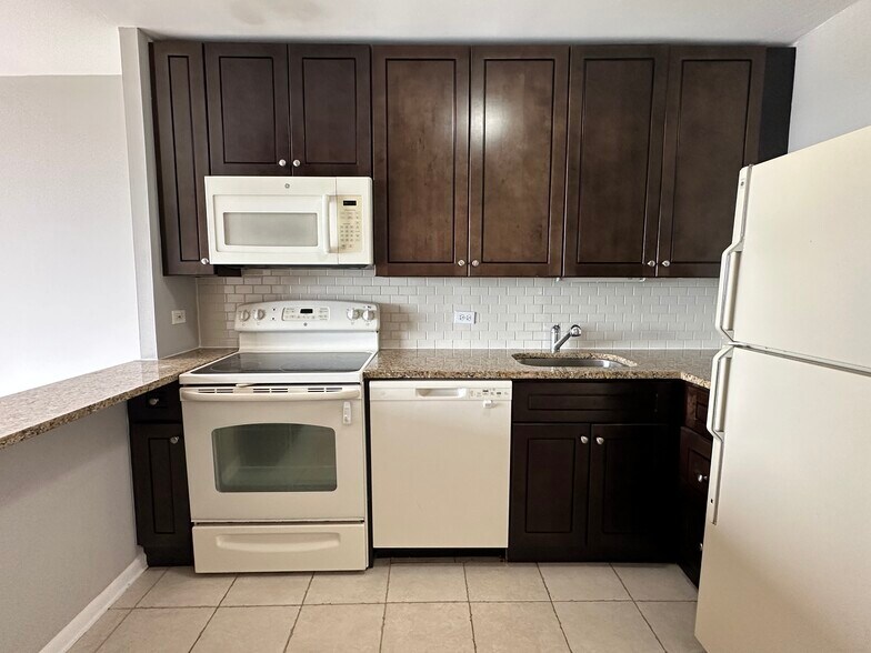 Building Photo - 5445 N Sheridan Rd