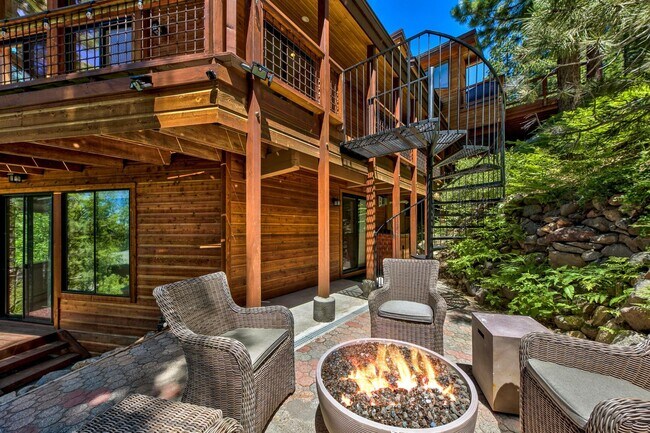 Building Photo - Gorgeous Lakeview! Pet Friendly w a Garage & AC!