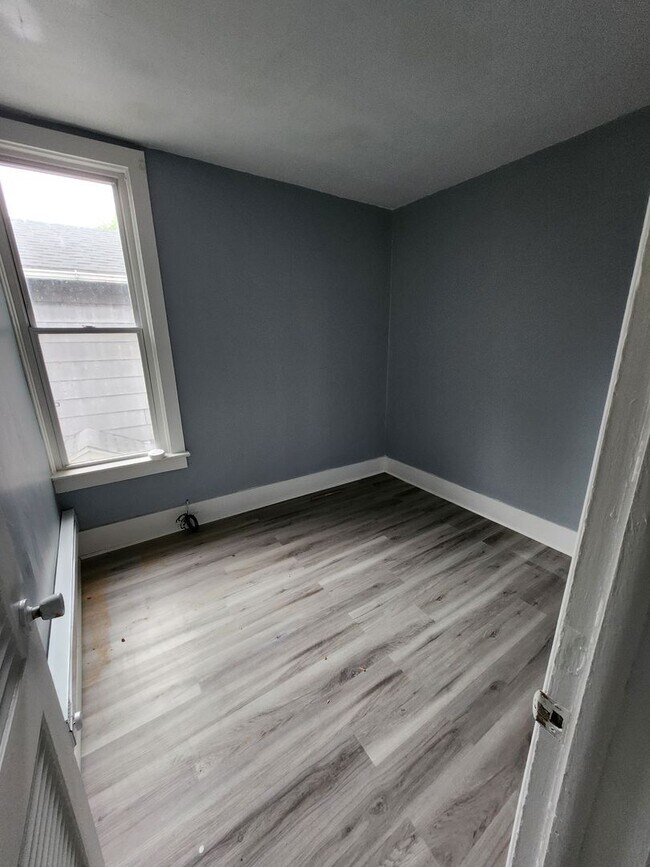 Building Photo - East side 3 bedroom apartment