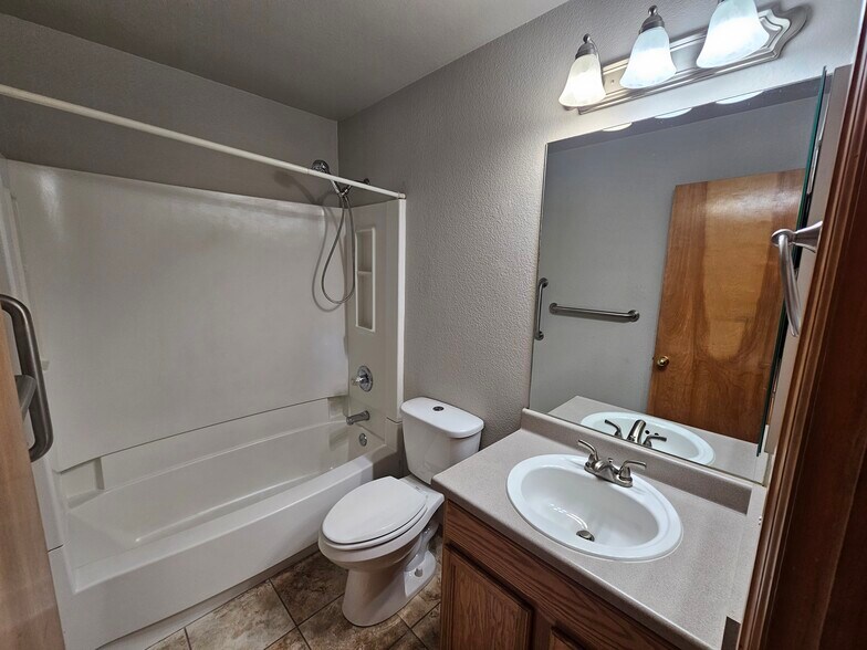 Building Photo - 4638 Bittercreek Dr