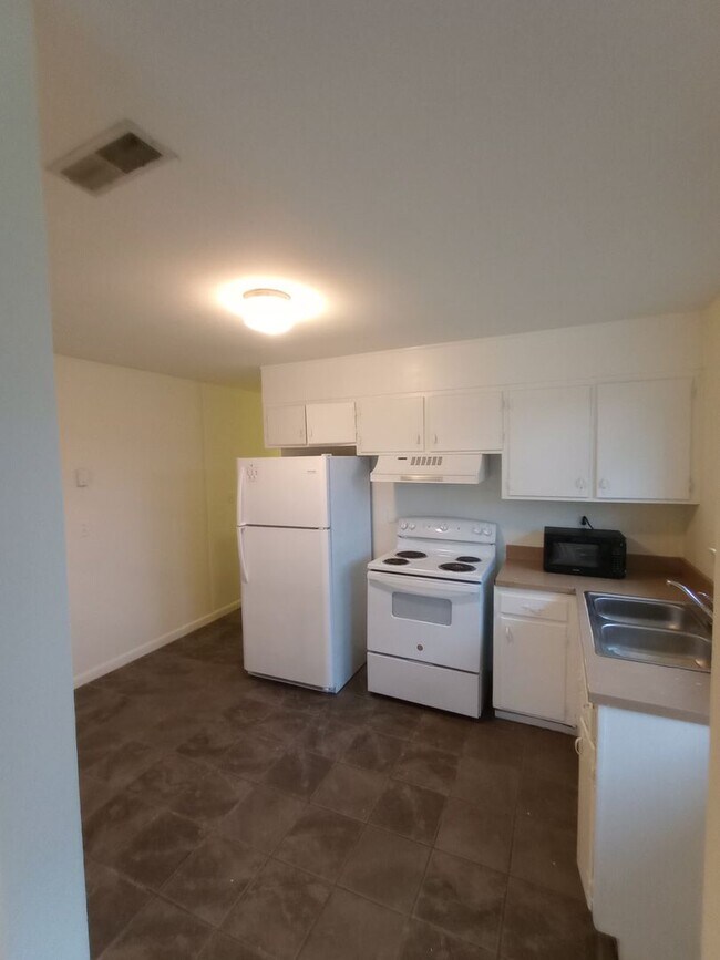 Building Photo - Duplex walking distance to UTC!