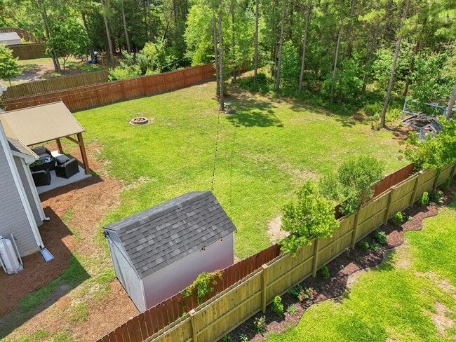 Building Photo - 4 bedroom 2.5 bathroom home close to beaches, shopping, and Marine Corps Bases.