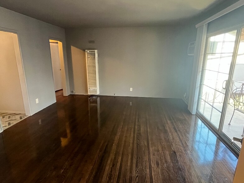 Building Photo - 13744 Burbank Blvd