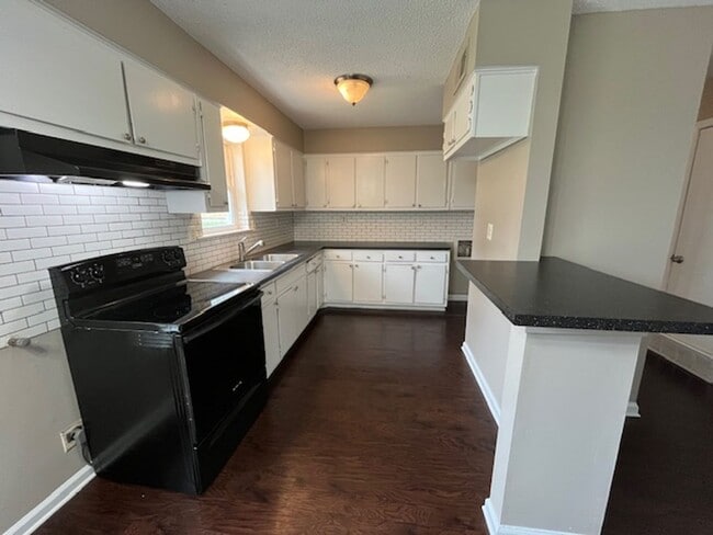 Building Photo - Renovated 4 Bedroom 1 Bath Home for Rent!