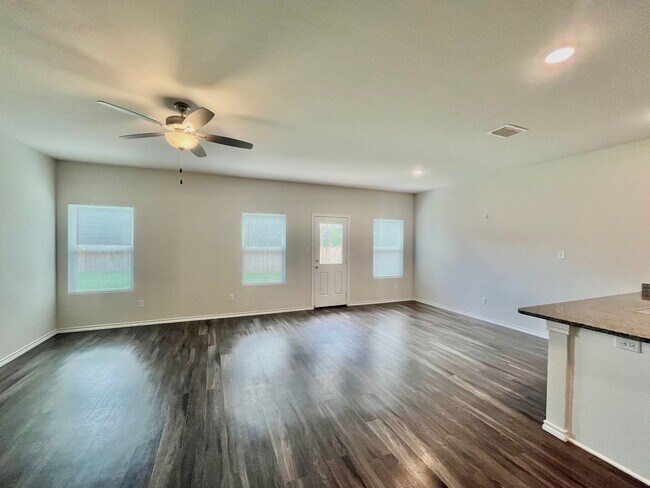 Building Photo - 202 S Rainbow Dr