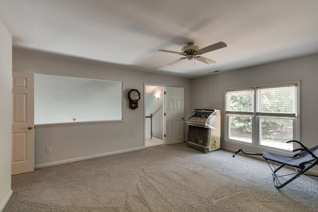 Building Photo - Spacious 4 Bed, 3 Bath Home in Convenientl...