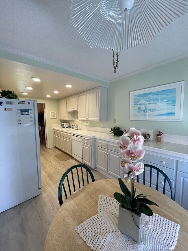 Building Photo - Charming 3Br/2Ba Updated Fully Furnished Vacation Rental W/ Golf Course View