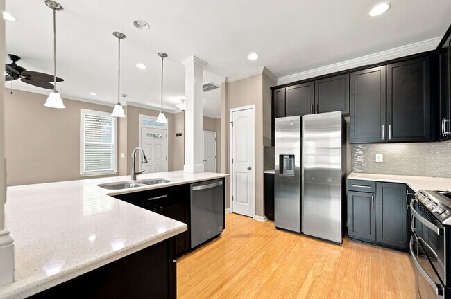 Building Photo - 7215 Ladbrooke St