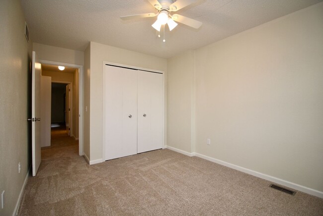 Building Photo - Sylvania 3 Bed/2.5 Bath Townhouse/Condo wi...