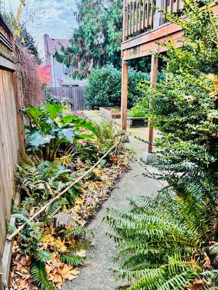 SHARED PATIO - 3334 SE 9th Ave