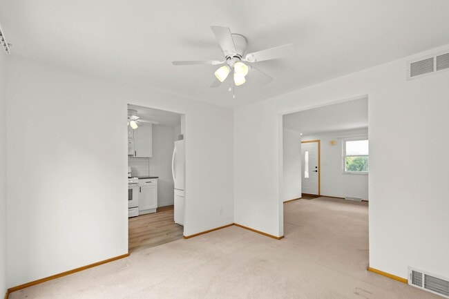 Building Photo - AVAILABLE OCT 1ST!! GORGEOUS 2 BEDROOM IN ...
