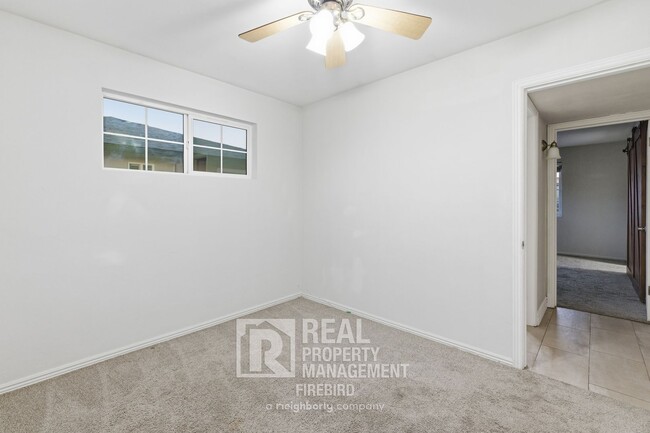 Building Photo - 1901 N 48th Pl