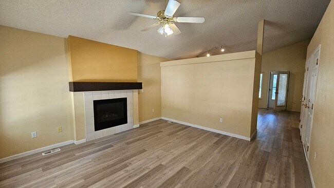 Building Photo - Ranch home in quiet neighborhood