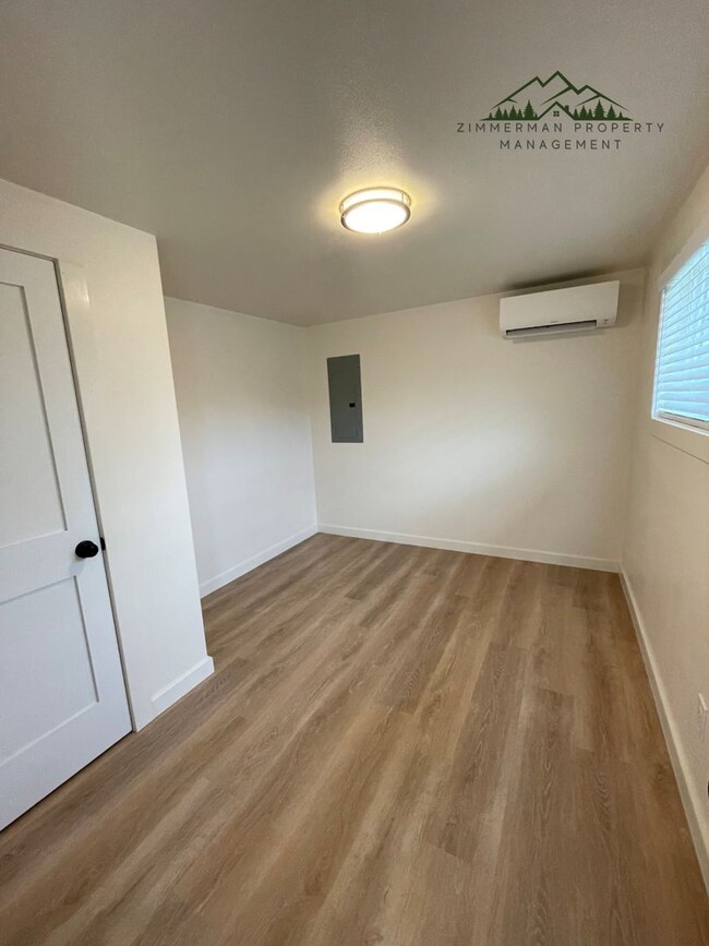 Building Photo - UPDATED 2 Bedroom, 1 Bathroom Home in Lowell