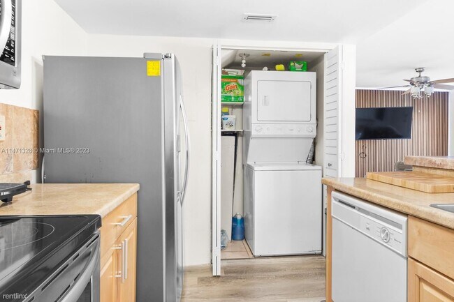 Building Photo - 2 br, 2.5 bath House - 8530 NW 3rd Ln # 411