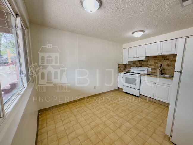 Building Photo - 3306 W Platte Ave