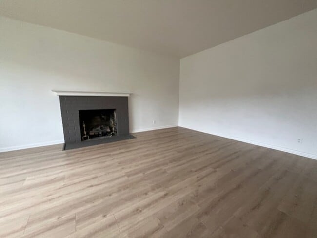Building Photo - Updated El Cerrito Home with New Kitchen Appliances, Private Deck & Great Walkability