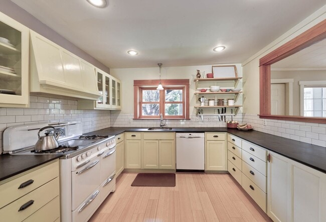 Building Photo - Beautiful Craftsman Bungalow on the edge o...