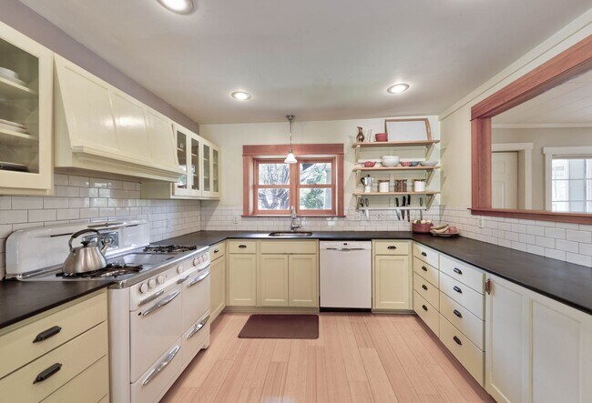 Building Photo - Beautiful Craftsman Bungalow on the edge of the Historic Fort Russell Dristrict