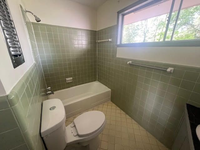Building Photo - 2464 Kensington Dr