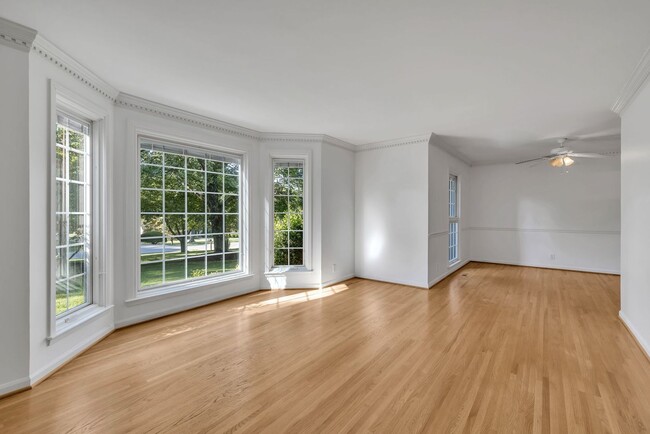 Building Photo - One level living in the heart of Brentwood