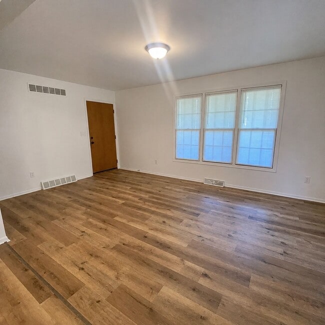 Building Photo - 1112 S 63rd St