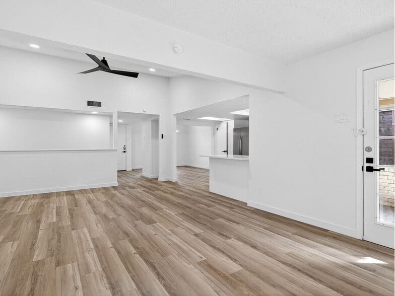 Building Photo - 709 Brookview Dr