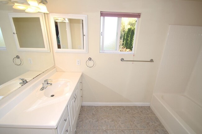 Building Photo - UPDATED & WELL MAINTAINED 3 BED, 2 BATH SE...