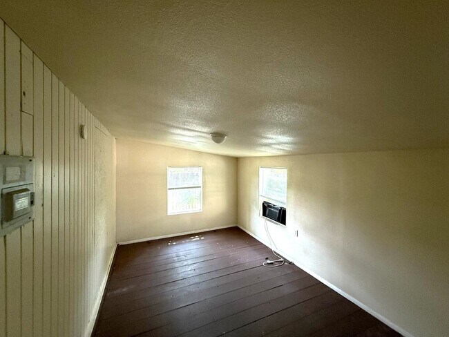 Building Photo - 2 Bed/ 1.5 Bath with a bonus area in Kille...