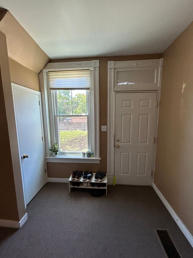 Building Photo - Adorable 1 bdrm/1ba Apartment Located in Richmond's Fan District!