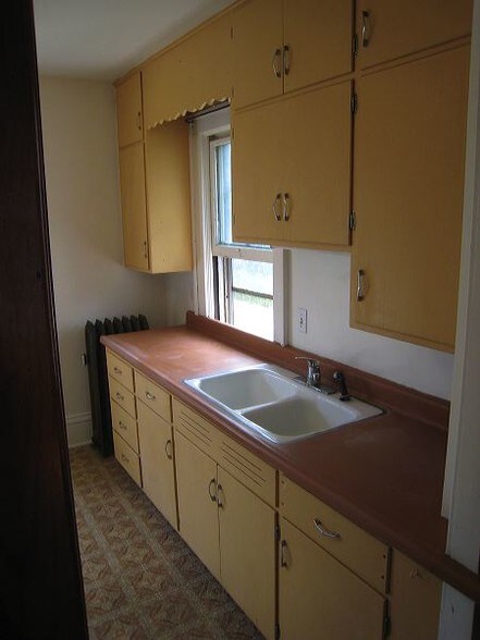 double sink - 945 Spaight St