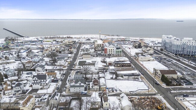 Building Photo - 143 Center Ave