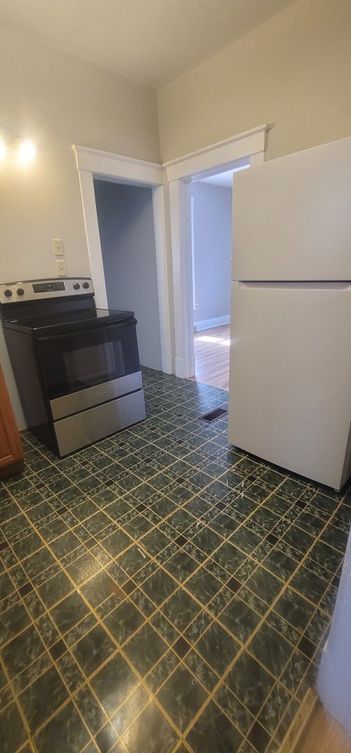 Building Photo - Recently Reduced 3 Bedroom 1 Bathroom Home