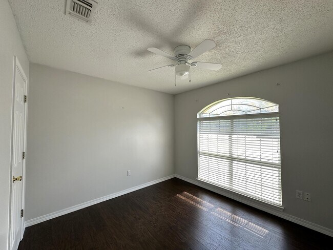 Building Photo - 147 Steeplechase Dr
