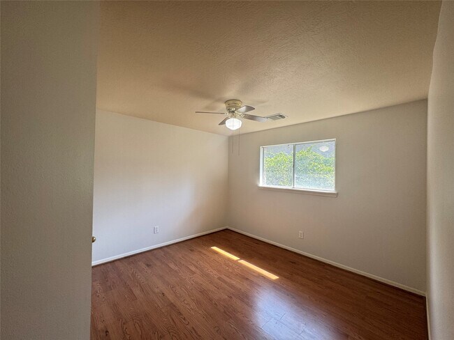 Building Photo - 210 Rolling Plains Dr