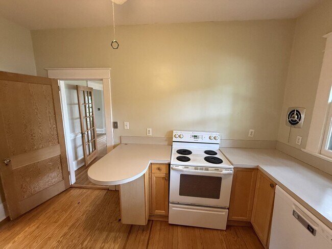 Building Photo - 2 Bedroom 1 Bathroom Home!